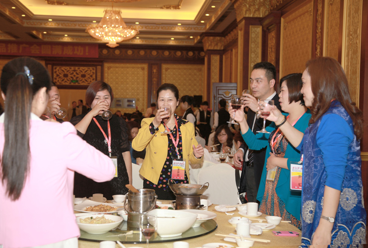 現(xiàn)場賓朋舉杯共祝歐林雅2014再創(chuàng)輝煌 現(xiàn)場賓朋舉杯共祝歐林雅2014再創(chuàng)輝煌