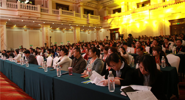 現(xiàn)場嘉賓認真聽取楊董激情分享