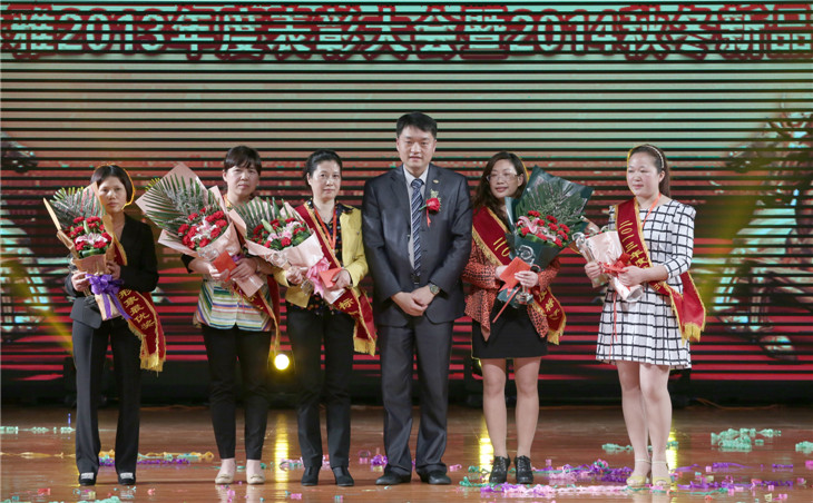 銷售中心總監(jiān)曠國章為獲獎者頒發(fā)“標桿獎”