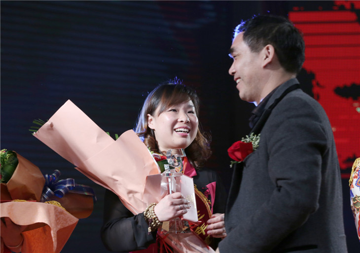 省工商局于云彩局長為獲獎者頒發(fā)“新SI形象最優(yōu)獎”