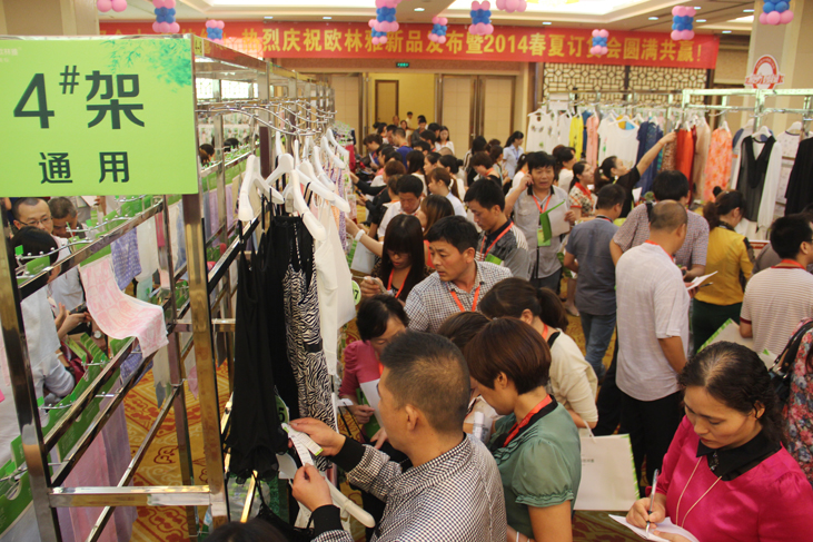 現(xiàn)場(chǎng)訂貨氣氛火爆 現(xiàn)場(chǎng)訂貨氣氛火爆